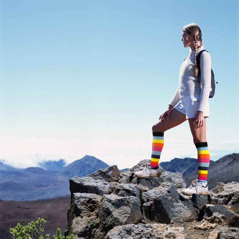 Kompressionsstrümpfe mit Regenbogenstreifen