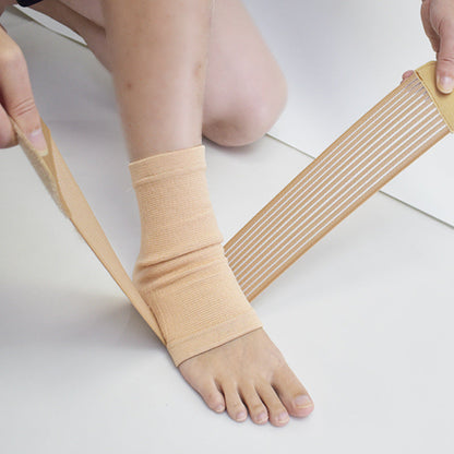 Beige Strick-Knöchelbandage mit Wickelgurt