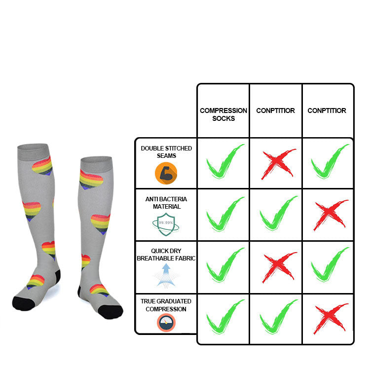 Graue Kompressionsstrümpfe mit Regenbogenherzen
