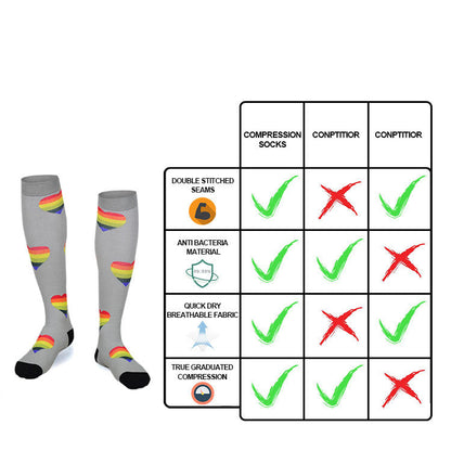 Graue Kompressionsstrümpfe mit Regenbogenherzen