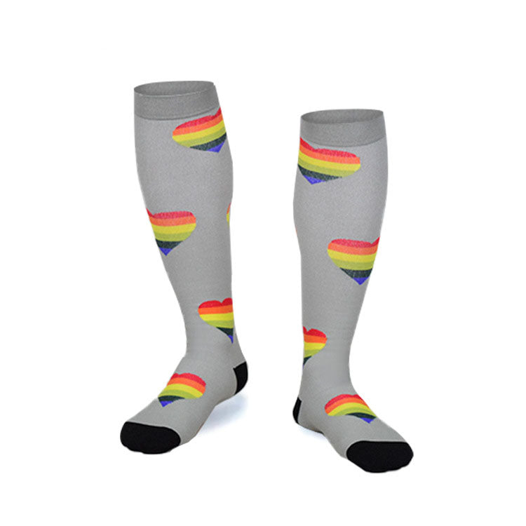 Graue Kompressionsstrümpfe mit Regenbogenherzen