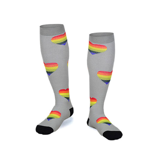 Graue Kompressionsstrümpfe mit Regenbogenherzen