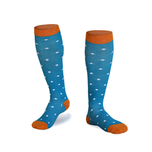 Kompressionsstrümpfe mit kleinen blauen Punkten
