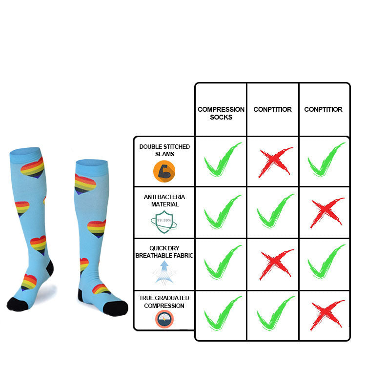 Blaue Kompressionsstrümpfe mit Regenbogenherzen