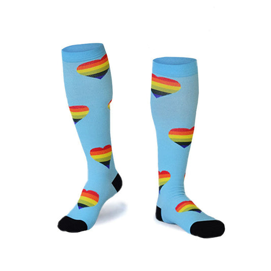 Blaue Kompressionsstrümpfe mit Regenbogenherzen