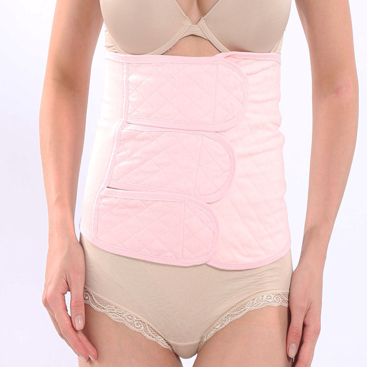 Rosa Bauchbandage nach der Geburt mit mehreren Lagen
